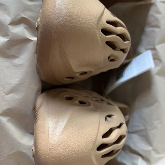 Yeezy foam beige main image 7